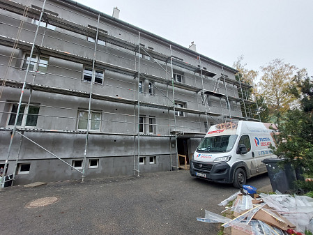 Zateplení stropu bytového domu s valbovou střechou v Jihlavě